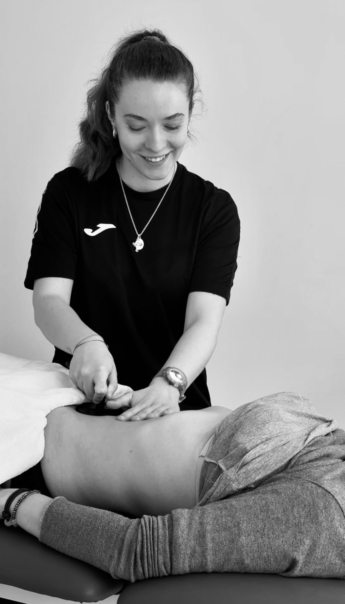 Sara Romero realizando tratamiento manual en consulta