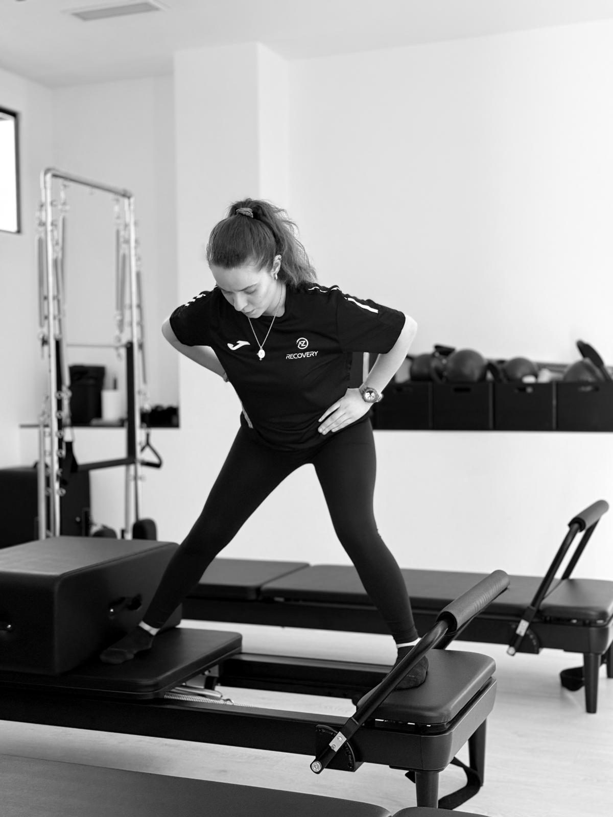 Sara Romero guiando ejercicio terapéutico en sesión